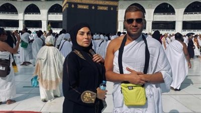 رامى صبرى يؤدى عمرة لشقيقه الراحل