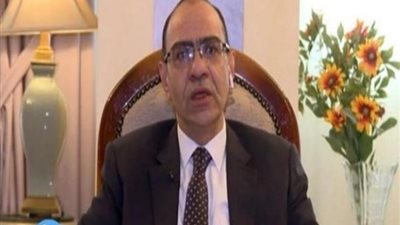 رئيس مكافحة كورونا يتقدم مع ابنه للخضوع لتجارب اللقاح الجديد