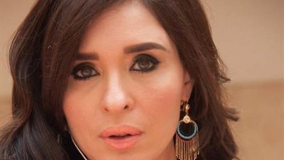 الراقصة دينا تخضع لعملية جراحية وإصابة نجلها