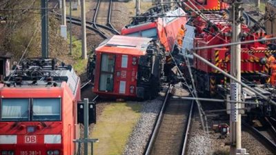 حصيلة مروعة لحادث تصادم قطارين ركاب بألمانيا