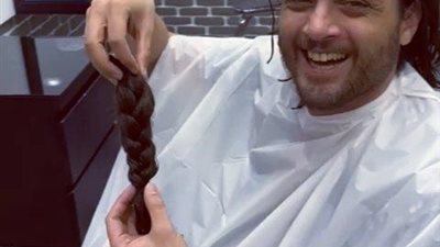 بالفيديو.. عمر خورشيد يتبرع بشعره لمستشفى سرطان الأطفال: أضعف الإيمان