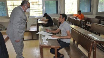 بالصور .. رئيس جامعة حلوان يتابع سير الامتحانات بكليتي العلوم والتمريض