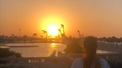 بإطلالة هادئة.. ليلي علوي من وسط الطبيعة مع غروب الشمس