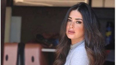 ميرنا نور الدين تستعرض رشاقتها بتمارين رياضية فى ”الجيم”