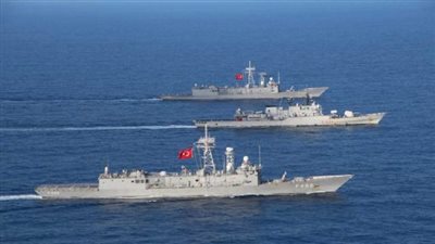 أردوغان يتراجع في المتوسط ويشعل التوتر في بحر إيجه