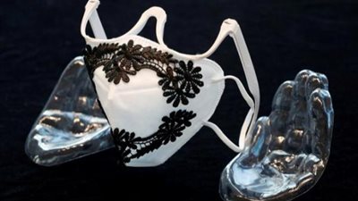 من قائد أوركسترا إلى مصمم كمامات رائعة.. تعرف على آخر تقاليع كورونا «الكمامة الموسيقية»