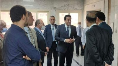 بالصور .. وزير التعليم العالي يتفقد المعامل البحثية بمعهد بحوث أمراض العيون