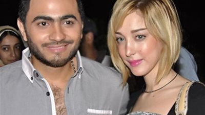 تامر حسنى وزوجته يخطفان الأنظار بغناء ”حلو المكان” فى إحدى حفلات القاهرة