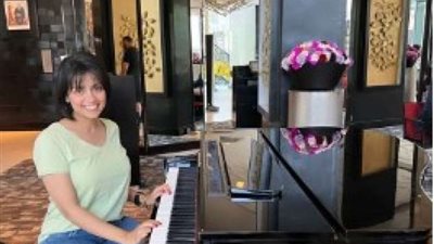 سهر الصايغ بإطلالة جذابة مرتدية بلوزة باللون الأصفر