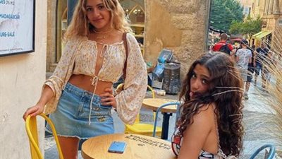 بإطلالة مثيرة.. ابنة عمرو دياب تشعل إنستجرام مع صديقتها