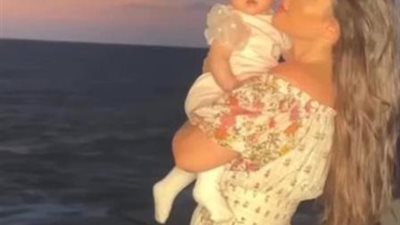 قمر تجذب أنظار متابعيها بإطلالة برفقة نجلتها