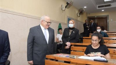 بالصور .. الخشت يتفقد لجان الامتحانات بجامعة القاهرة
