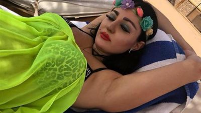 حملها علي كتفه وقالت عنه : لقيت الطبطبة وزوجته طلبت الطلاق .. الراقصة  صوفينار تتسبب في خراب بيت لاعب شهير