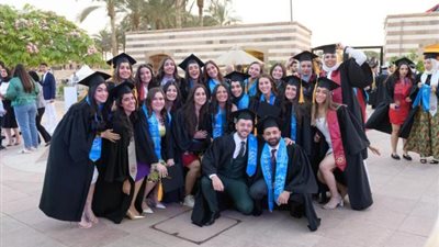 بالصور .. الجامعة الأمريكية بالقاهرة تحتفل بتخريج دفعة جديدة للبكالوريوس والدراسات العليا