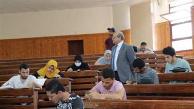 بالصور .. رئيس جامعة الدلتا التكنولوجية يُتابع سير اختبارات نهاية العام الدراسى