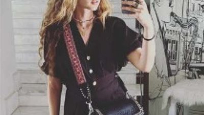 بجمبسوت أسود..  هنا الزاهد تخطف الأنظار فى أحدث ظهور لها