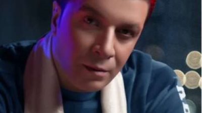 مصطفى كامل يروج لأغنيته ”وأنا بتفرج” بهذه الطريقة