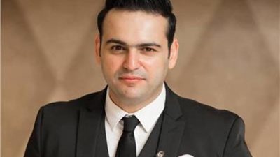 أحمد زكريا يشعل أجواء حفله الأخير بأشهر أغانيه