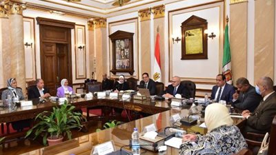 الخشت يكرم قيادات قطاع خدمة المجتمع بكليات جامعة القاهرة