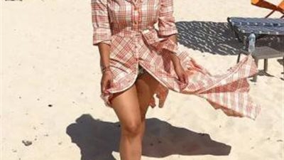 دلع وشقاوة..  لقاء الخميسي بإطلالة صيفية جريئة على البحر