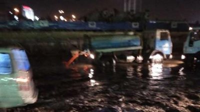 غرق طريق الأوتوستراد في مياه الصرف الصحي