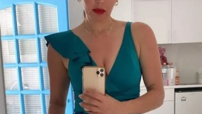 لقاء الخميسى تربط ركبتها بضمادة فى أحدث ظهور