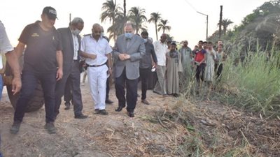 محافظ أسيوط يتابع إنتشال جثث ضحايا حادث سقوط سيارة بترعة العقال