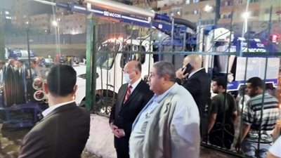 اللواء خالد عبد العال يشرف على إصلاح طفح الصرف الصحي بطريق النصر