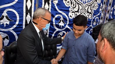 محافظ القليوبية يقدم العزاء لأسرة شهيد الشرطة النقيب مصطفى عبدالجليل