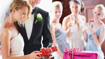 آخر تقاليع كورونا.. فتاه توبخ صديقتها في حفل زفافها بسبب النقطة