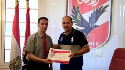 الأهلي يُكرم موظفا لأمانته وإعادته مبلغًا ماليًا كبيرًا فقد من أحد الأعضاء