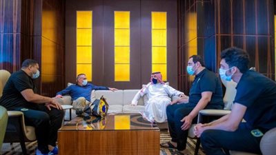 بالصور.. كارتيرون يصل قطر لإتمام تعاقده مع التعاون السعودي