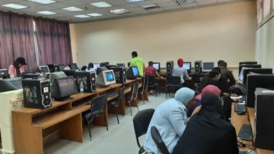 اقبال كثيف على معامل اداب عين شمس أول ايام المرحلة الثالثة للتنسيق