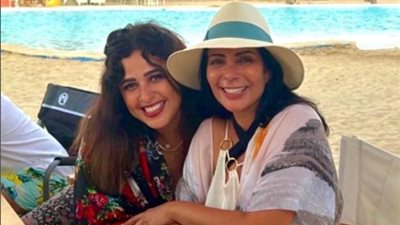 ياسمين عبد العزيز برفقة منى زكى فى أحدث ظهور من عطلتها الصيفية