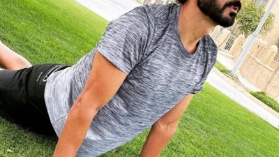 خالد النبوى يمارس رياضة اليوجا في أحدث ظهور