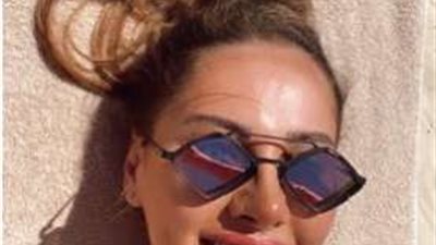 ياسمين رئيس تستجمّ تحت أشعة الشمس مرتدية ملابس  البحر