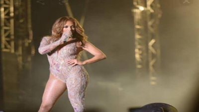 رغم تخطيها الـ 51 عاما.. جينيفر لوبيز تخطف الأنظار على شاطئ البحر بـ«المايوه المثير»