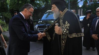 شاهد.. كيف استقبلت السفارة المصرية قداسة البابا في فيينا؟