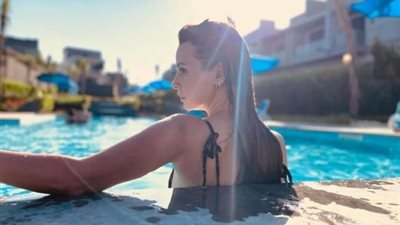 إيمان العاصي بإطلالة صيفية جريئة من حمام السباحة