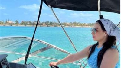بوسى تقود يخت فى جولتها الصيفية عبر ”انستجرام”