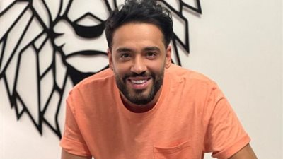 رامى جمال يروج لأغنيته الجديدة ”يستاهل بوستين”