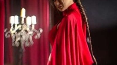 ريم مصطفى تتألق بالأحمر النارى من كواليس ”الثمانية”