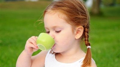 خلى بالك.. كل ما تريدين معرفته عن أضرار الشاي على الطفل