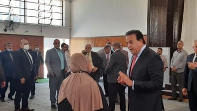 بالصور .. وزير التعليم العالي يتفقد مكتب التنسيق الرئيسي بجامعة عين شمس