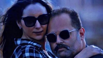 محمد محمود عبد العزيز يهني خطيبته بعيد ميلادها