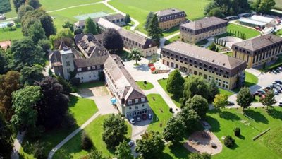 تتمتع بالمناظر الطبيعية الخلابة.. تعرف على أغلى المدارس في العالم