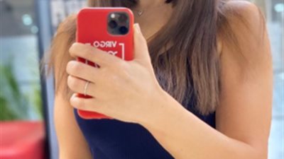 منة فضالي تلتقط صور سيلفي من ”الجيم”