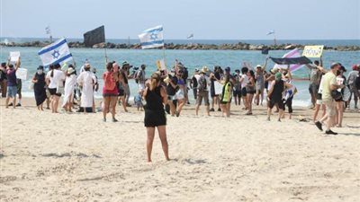 عاجل وخطير.. إسرائيليات يتظاهرن بـ «البكيني» ضد نتنياهو