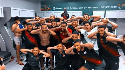 لاعبو الأهلي يحتفلون بالدرع 42 على طريقه مؤمن زكريا