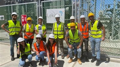 بالصور .. لقاء علمي لطلاب الجامعة الألمانية بالقاهرة بمزارع الرياح في رأس غارب